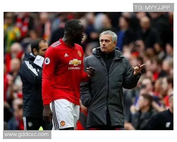 手握手枪姿势的足球明星展现个性与风采的独特魅力