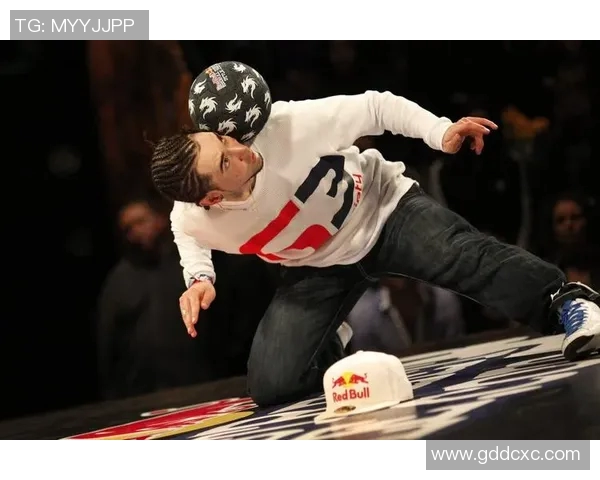 足球明星休假期间晒自拍照展现悠闲生活与个人魅力引发粉丝热议