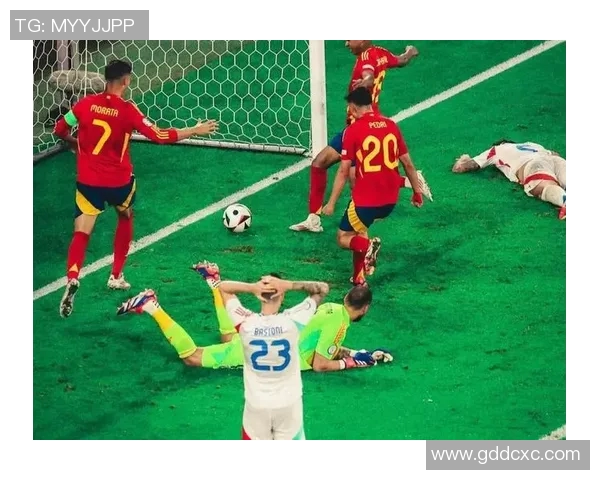 帅气足球明星在绿茵场上的英姿绽放竖屏展示魅力与风采